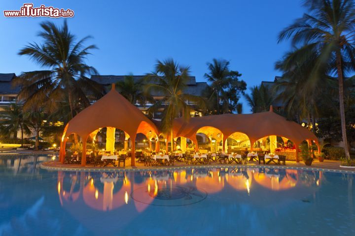 Immagine Southern Palms Beach Resort: il lusso formato Diani Beach, in Kenya - questa bella fotografia raffigura uno dei ristoranti dello splendido Southern Palms Beach Resort: il Manyatta Grill Restaurant, un romantico barbecue in stile africano a bordo piscina, in un'atmosfera davvero da favola. 3 - © IndustryAndTravel / Shutterstock.comIndustryAndTravel / Shutterstock.com