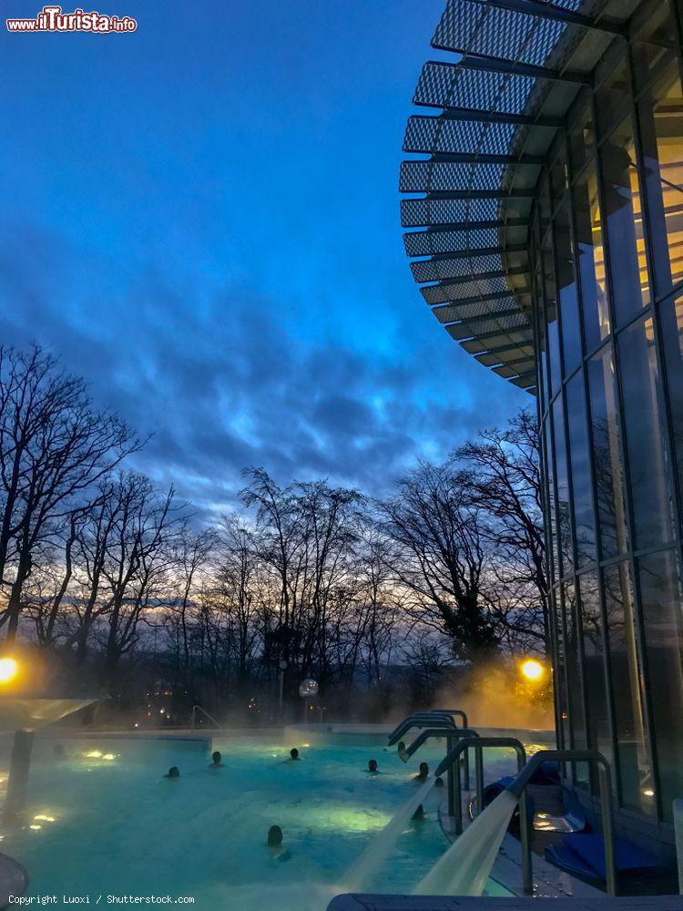 Immagine Piscina esterna a Les Thermes de Spa by night (Belgio). Siamo nel maggior complesso termale della città situata nella provincia di Liegi - © Luoxi / Shutterstock.com