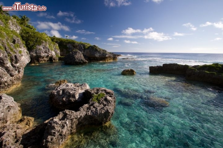 Immagine Limu Pools, Isola di Niue. Piscine naturali sulla lungo costa nord-occidentale paradiso dello snorkeling - @ Gavin Treadgold /  iStockphoto LP.