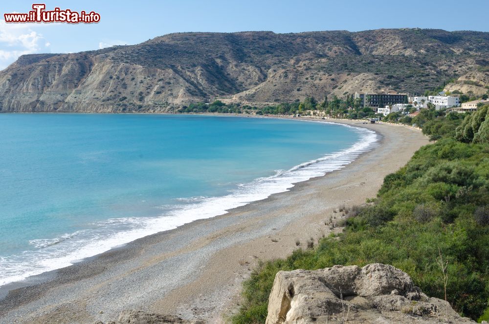 Immagine Pissouri con la sua baia racchiusa da alture selvagge, isola di Cipro. 