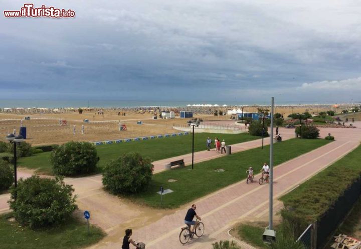 Immagine La pista ciclabile a fianco della grande spiaggia di Bibione in Veneto