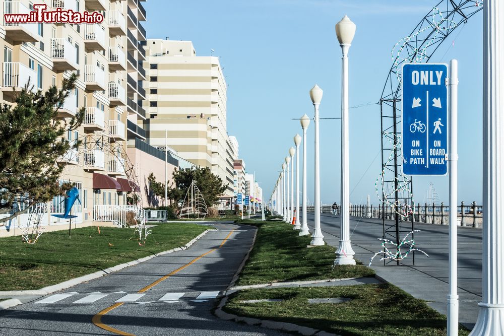 Immagine Pista ciclabile sulla passeggiata lungomare di Virginia Beach, Virginia (Stati Uniti d'America).