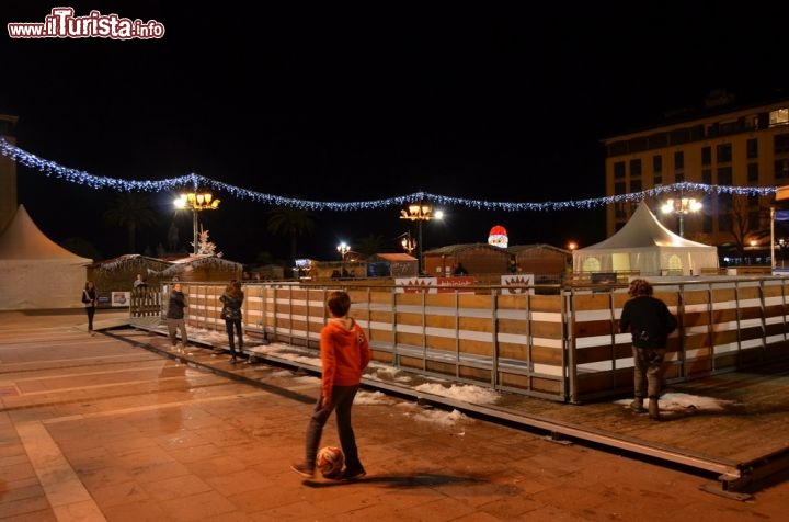 Immagine Bambini che giocano con il ghiaccio della pista allestita all'interno del villaggio di Babbo Natale in place De Gaulle, Ajaccio