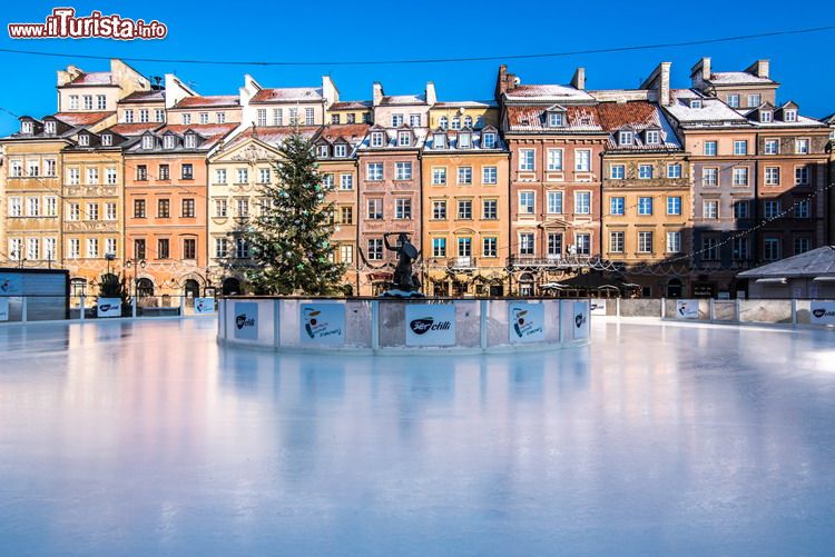Immagine Pista di pattinaggio nel centro storico di Varsavia, capitale della Polonia. Sullo sfondo, eleganti edifici dalle tinte color pastello.