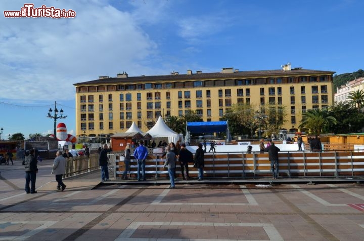 Immagine La pista del ghiaccio realizzata all'interno del villaggio di Babbo Natale in Place de Gaulle ad Ajaccio