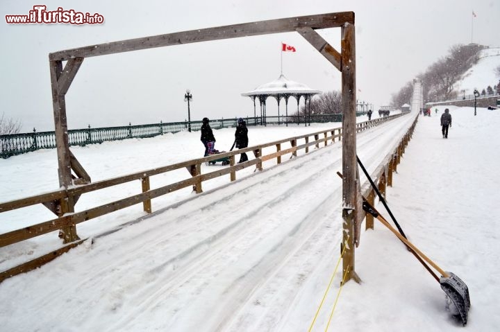 Immagine Pista per slittini, Terrasse Dufferin: sulla grande terrazza antistante lo Chateau Frontenac, da dove si può ammirare uno splendido panorama della città vecchia sottostante e del fiume San Lorenzo, nei mesi invernali viene allestita una pista per gli slittini da neve.