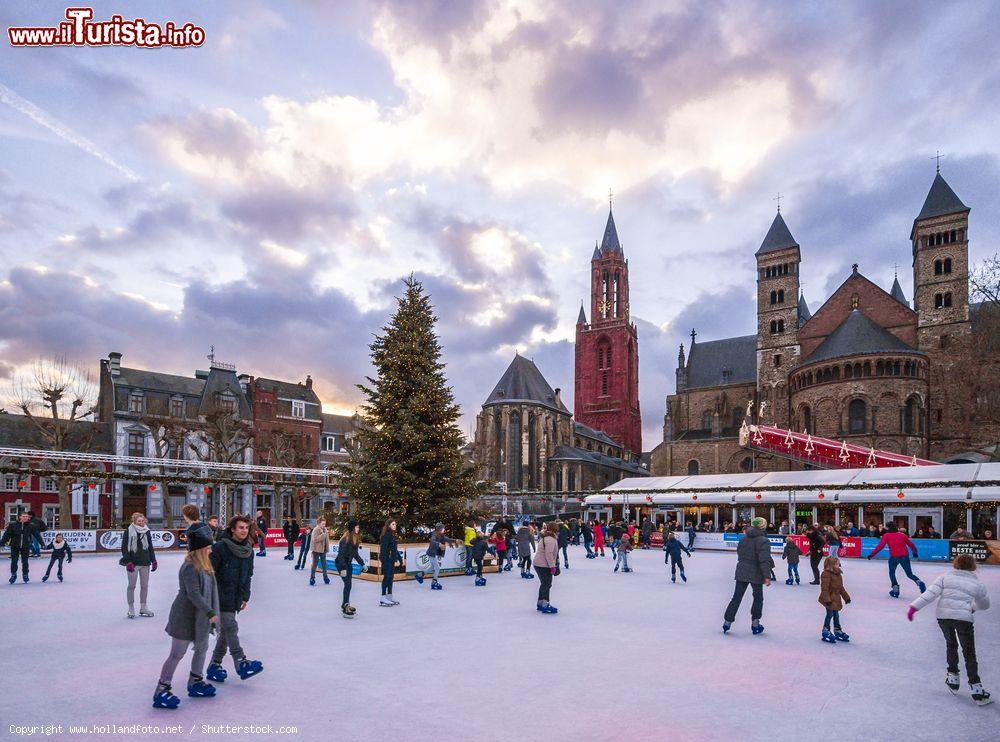 Immagine Pista su ghiaccio in piazza Vrijthof a Maastricht, Olanda, durante il Natale - © www.hollandfoto.net / Shutterstock.com