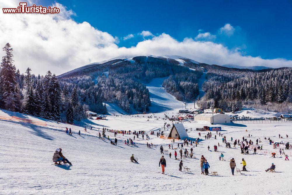 Immagine Piste da sci a Sarajevo, Bosnia Erzegovina. Nel cantone di Sarajevo esistono 16 chilometri di piste e i comprensori sciistici presenti sono serviti da 11 impianti di risalita - © Photokanto / Shutterstock.com