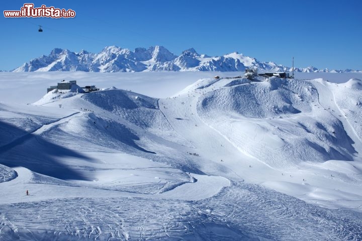 Immagine Piste e impianti a Verbier (Svizzera): sullo sfondo il massiccio del Monte Bianco - © dmitry_islentev / Shutterstock.com
