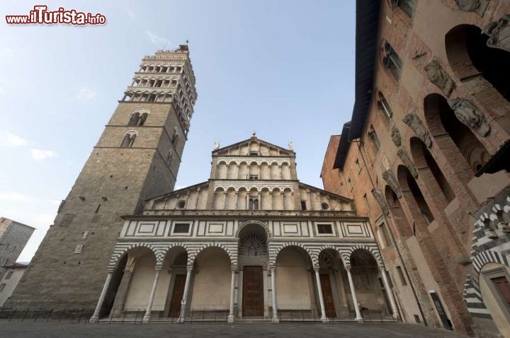 Immagine La Cattedrale e il campanile di San Zeno a Pistoia, Toscana - Con il suo triplice ordine di logge, il bel portico trecentesco e la tipica decorazione di strisce di marmo bianco e nero, la chiesa di San Zeno è uno degli esempi più suggestivi di stile architettonico romanico pisano.
