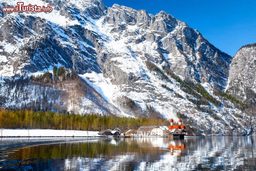 Immagine La pittoresca chiesetta di San Bartolomeo sul lago Konigssee nel Berchtesgaden National Park, Baviera, Germania.