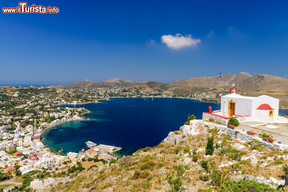 Immagine La pittoresca costa di Agia Marina, isola di Leros, Dodecaneso (Grecia). Nota anche come isola di Artemide, Leros è attraversata da dolci colline verdi.