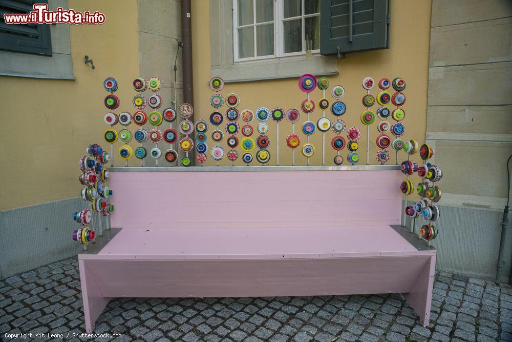 Immagine La pittoresca decorazione di una panca in un'antica via della città di Winterthur, Svizzera - © Kit Leong / Shutterstock.com