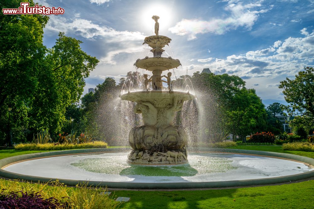 Immagine La pittoresca fontana dei Carlton Gardens a Melbourne, Australia, in una bella giornata di sole.