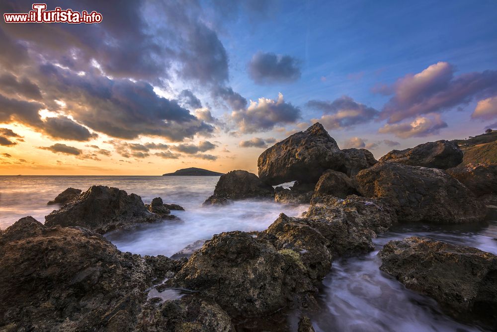Immagine Pittoresca formazione rocciosa sulla spiaggia di Plati Gialos, isola di Kalymnos (Grecia). A rendere particolare questa spiaggetta è la morbida sabbia nera che si mescola con l'acqua trasparente.