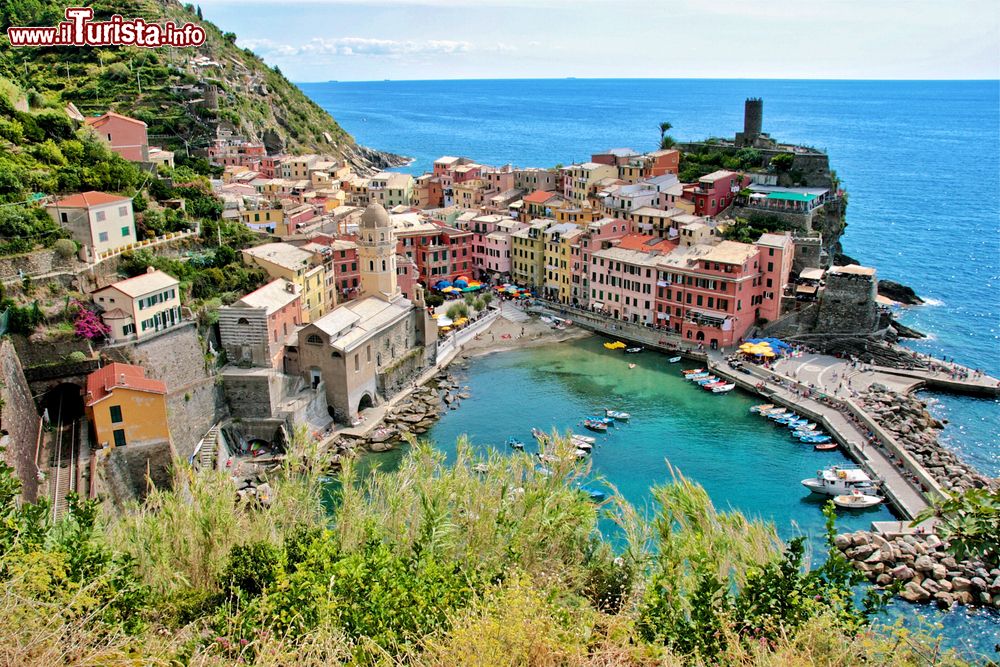 Immagine Una pittoresca immagine del borgo ligure di Vernazza, in provincia di La Spezia, nel Parco Nazionale delle Cinque Terre.