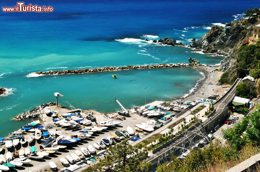 Immagine Una pittoresca spiaggia di Levanto lambita dall'acqua azzurra e verde smeraldo del mare Mediterraneo, Liguria.