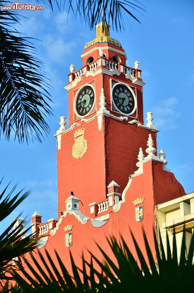 Immagine La pittoresca torre dell'orologio al Palazzo Municipale di Merida, Messico.