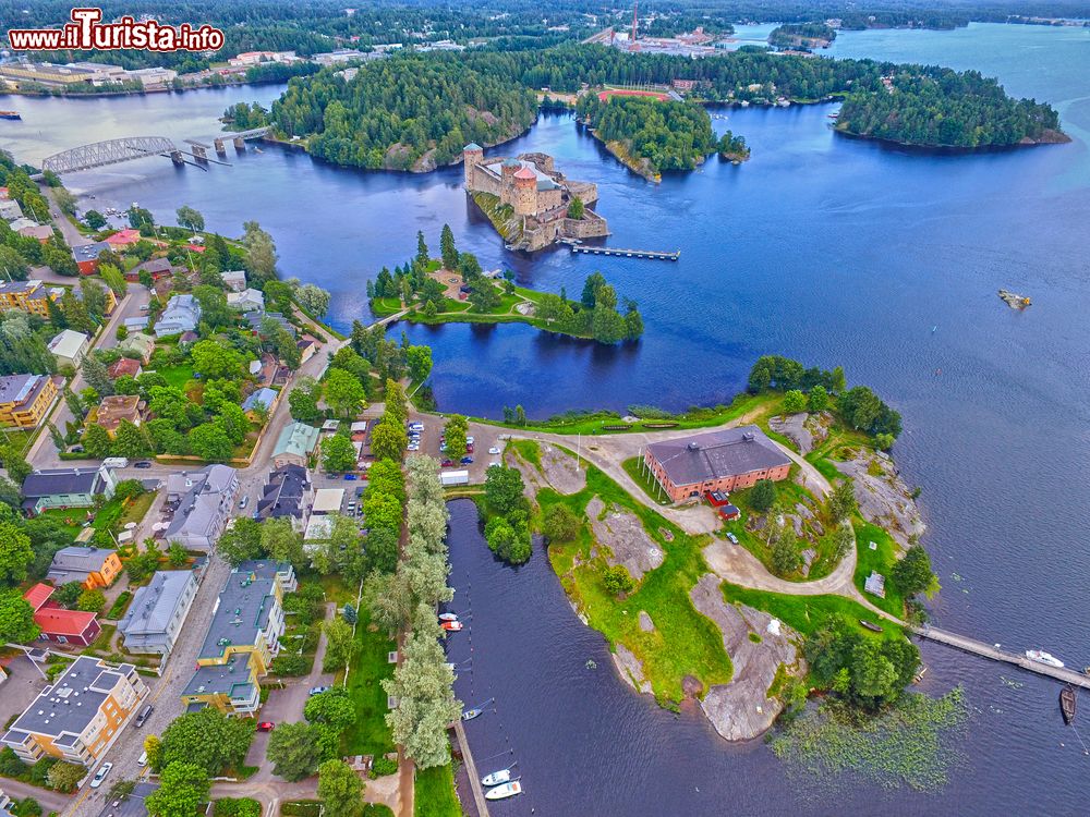 Immagine Pittoresca veduta aerea del castello medievale di Olavinlinna e della città di Savonlinna, Finlandia.