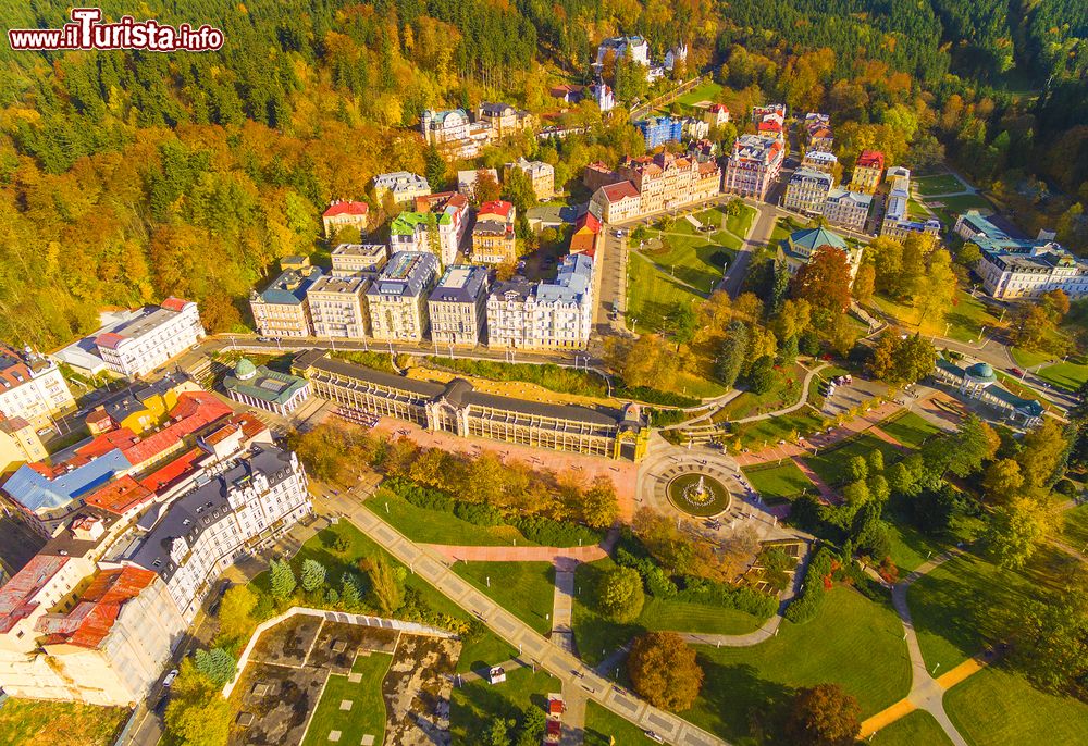 Immagine Una pittoresca veduta aerea di Marianske Lazne, la città termale nella regione di Karlovy Vary, in Repubblica Ceca.