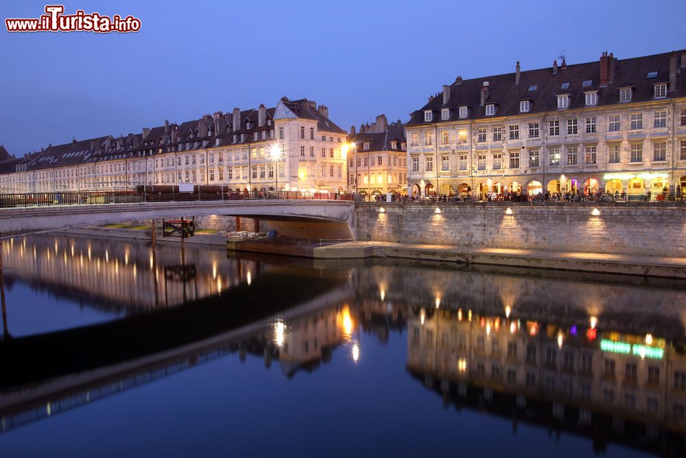 Immagine Una pittoresca veduta by night del Quai Vauban nella città di Besancon, Franca Contea (Francia).