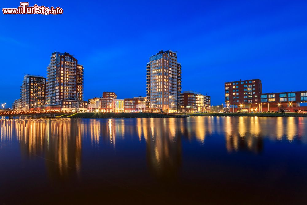 Immagine Una pittoresca veduta by night dell'area residenziale "de Elementen" a Zoetermeer, Olanda.