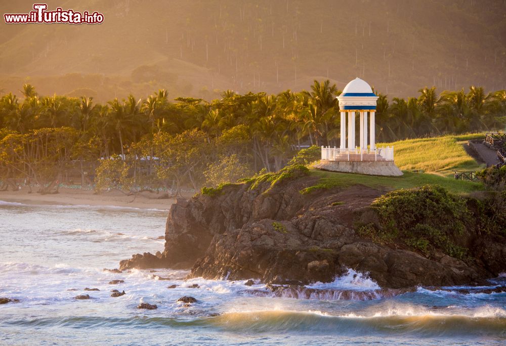 Immagine Una pittoresca veduta caraibica con palme e natura rigogliosa nei pressi di Puerto Plata, Repubblica Dominicana.