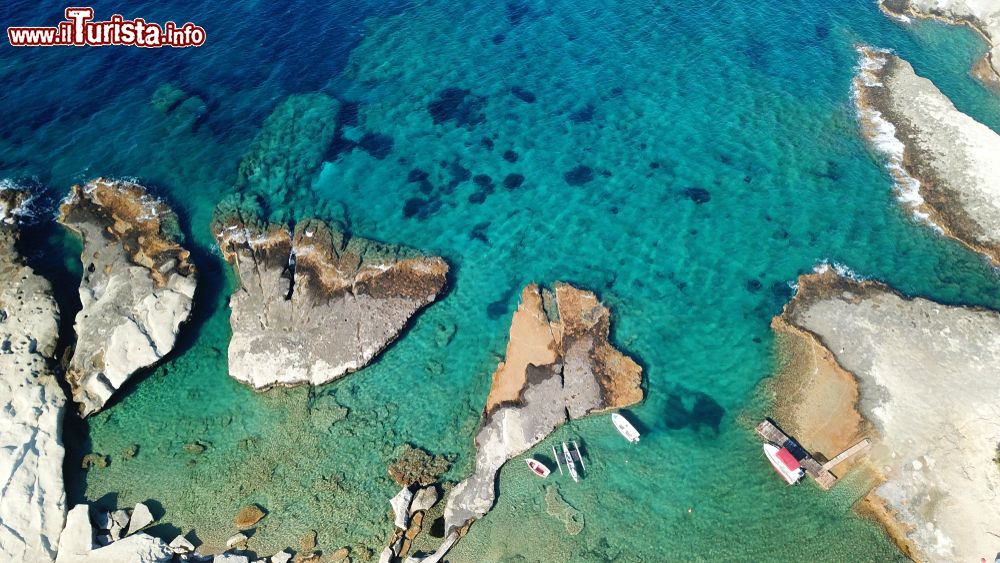 Immagine Pittoresca veduta dall'alto delle rocce vulcaniche nel villaggio di Polonia, Milos: siamo nei pressi dell'isola di Kimolos, Grecia.