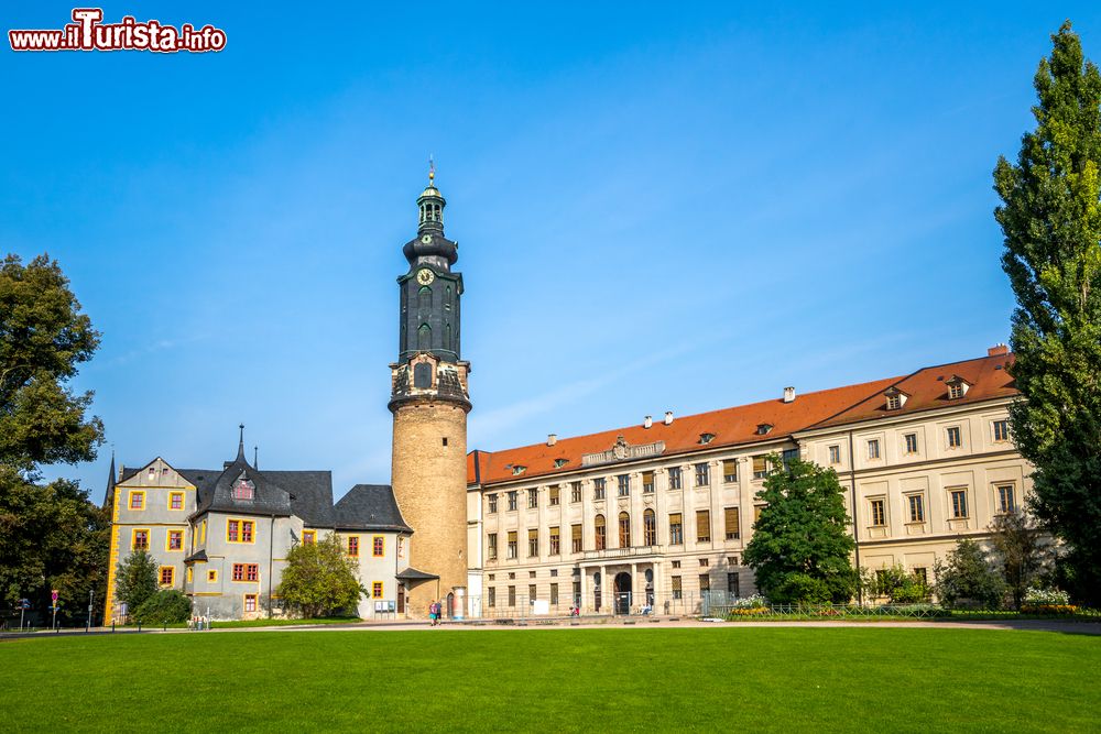 Immagine Una pittoresca veduta del castello cittadino a Weimar, Germania. Al suo interno vi sono preziosi dipinti di Cranach.