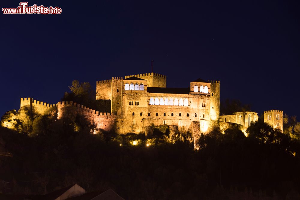 Immagine Una pittoresca veduta del castello di Leiria (Portogallo) by night. All'interno della fortezza è stato allestito un museo.  