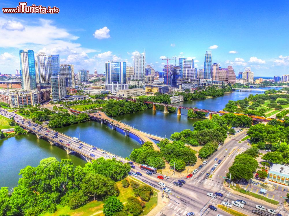 Immagine Una pittoresca veduta del centro di Austin con grattacieli, ponti e riflessi nell'acqua del fiume Colorado (Texas, USA).
