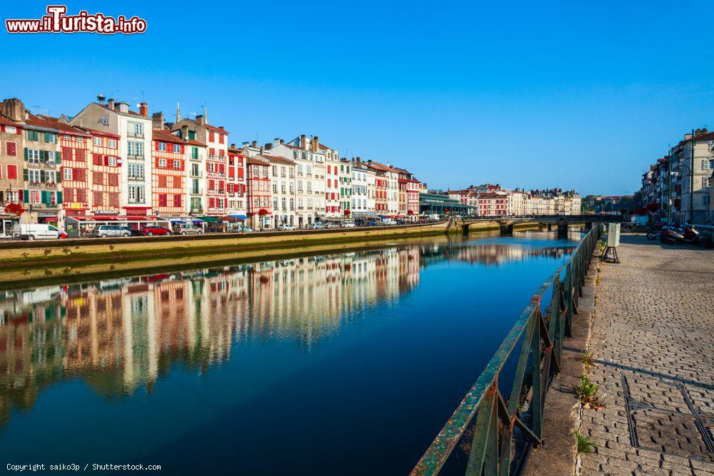 Immagine Una pittoresca veduta del fiume Nive nel centro di Bayonne, Francia. Città d'arte e di storia, Bayonne deve la sua notorietà anche al patrimonio architettonico - © saiko3p / Shutterstock.com