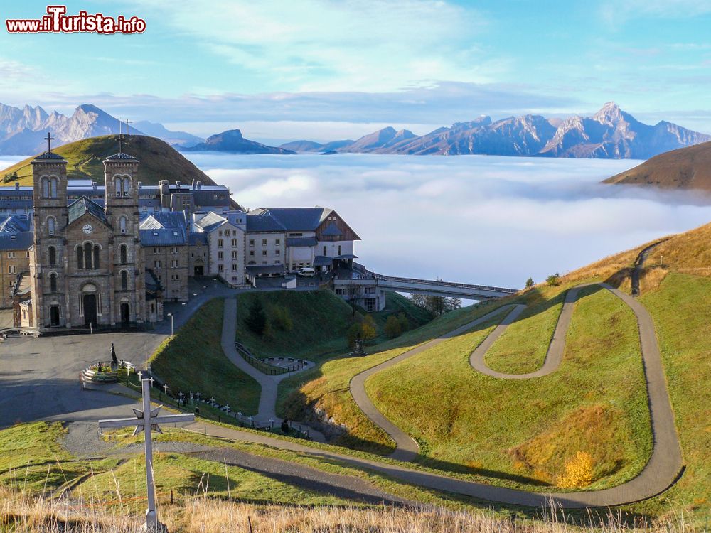 Immagine Una pittoresca veduta del santuario di Nostra Signora a La Salette-Fallavaux sopra le nuvole, Francia.