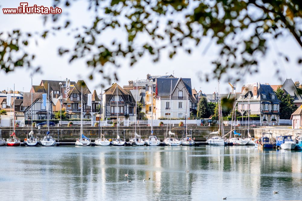 Immagine Una pittoresca veduta della marina di Deauville (Normandia) con le barche ormeggiate, Francia. Sullo sfondo, i tipici edifici a graticcio.