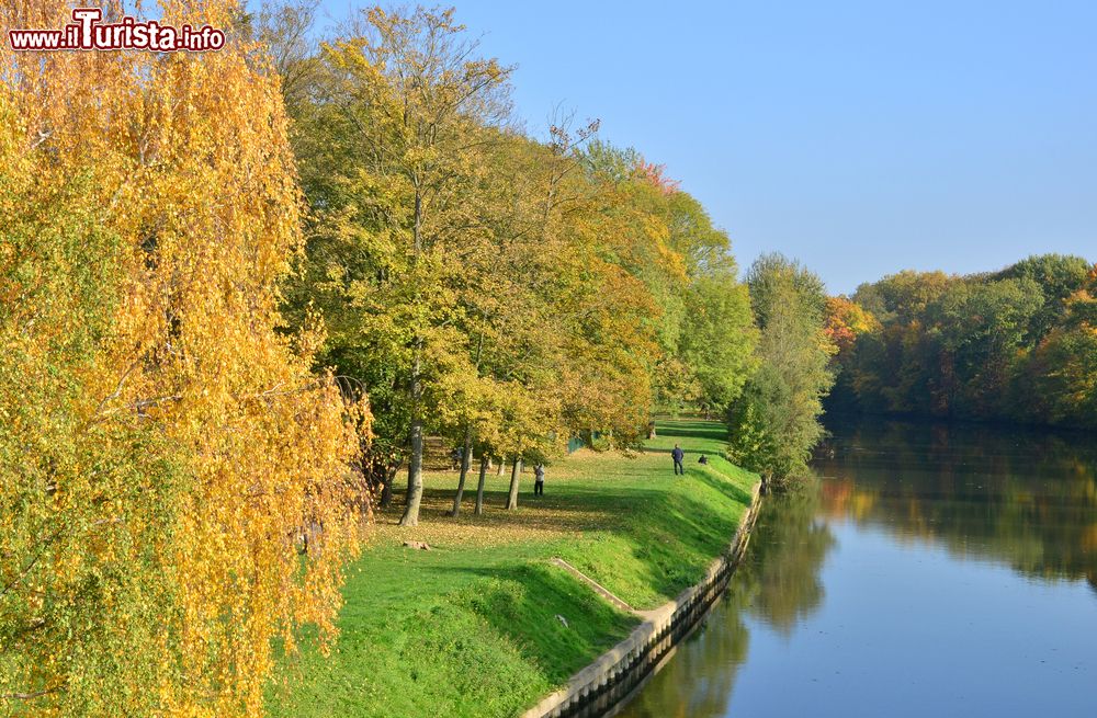 Immagine Una pittoresca veduta della Senna nei pressi di Meulan en Yveline, Ile-de-France (Francia). 