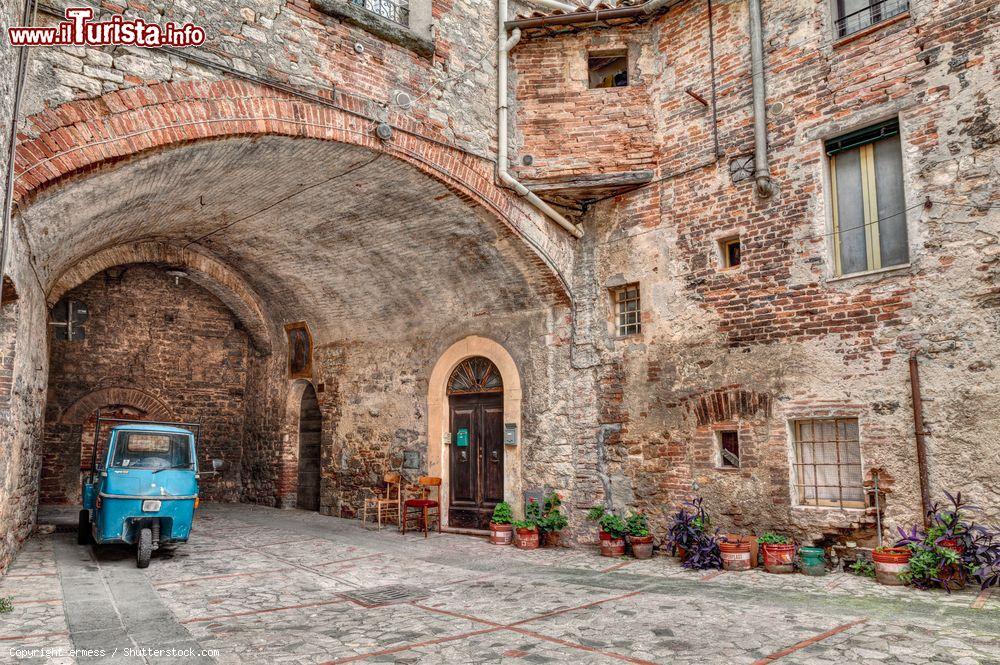 Immagine Pittoresca veduta di un vicolo con una simpatica Ape Piaggio nel centro di Todi, provincia di Perugia, Umbria  - © ermess / Shutterstock.com
