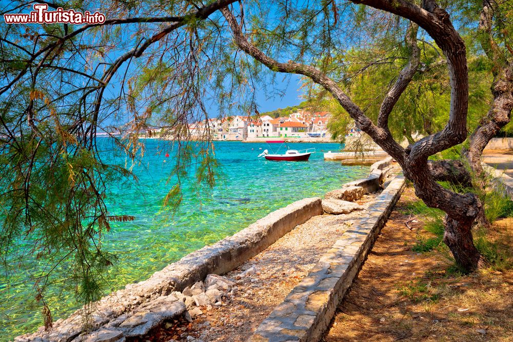 Immagine Pittoresca veduta di una spiaggia dell'isola di Prvic con la città di Sepurine sullo sfondo: siamo nell'arcipelago dalmata di Sibenik, Crozia.