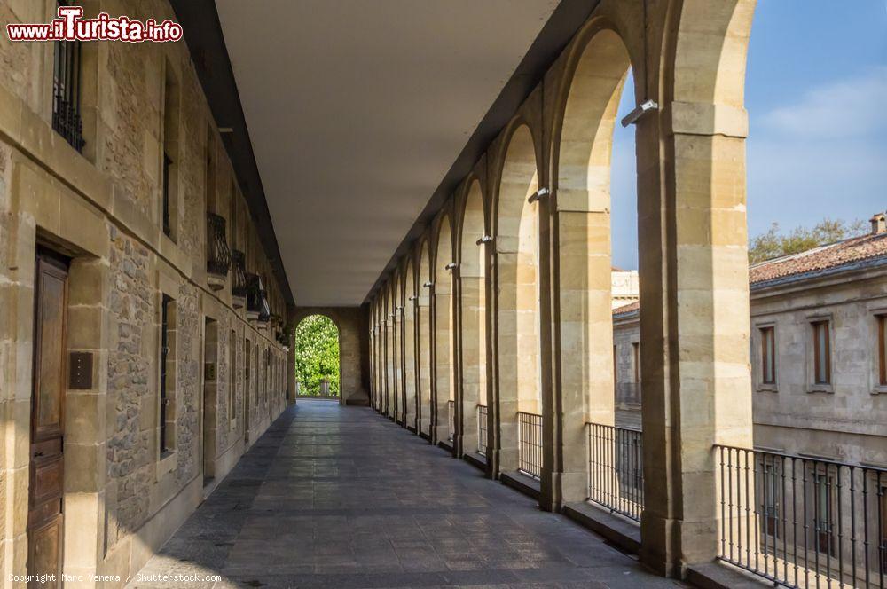 Immagine Una pittoresca veduta del passaggio di Arquillos nel centro storico di Vitoria Gasteiz, Spagna - © Marc Venema / Shutterstock.com