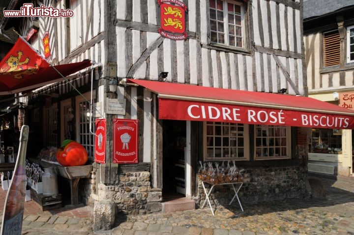 Immagine Pittoresco bar a Honfleur  - © Pack-Shot / Shutterstock.com