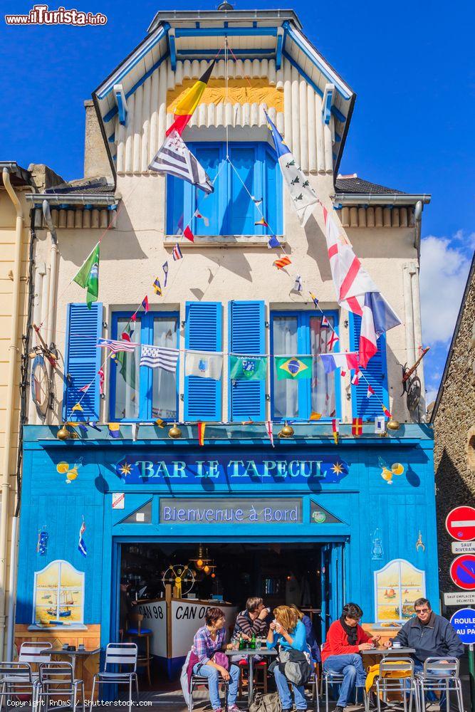 Immagine Il pittoresco Bar Tapecul nella città di Cancale, Bretagna, Francia - © RnDmS / Shutterstock.com