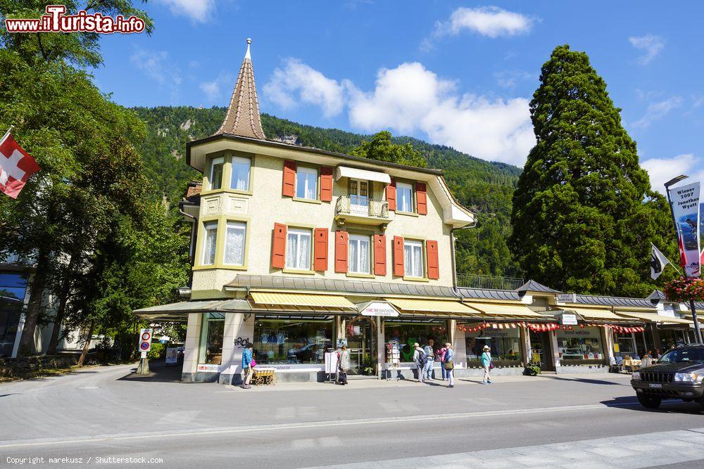 Immagine Un pittoresco edificio a Hoeheweg, Interlaken, Svizzera. Il negozio al piano terra offre una vasta scelta di regali e souvenir tipici del paese - © marekusz / Shutterstock.com