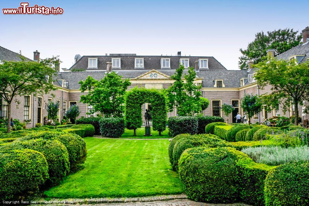 Immagine Un pittoresco giardino circondato da case antiche a Hofje van Oorschot nella città di Haarlem, Olanda - © Hans Geel / Shutterstock.com