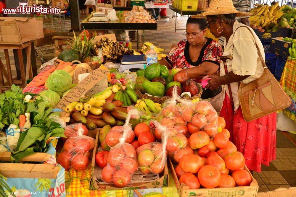 Immagine Il pittoresco mercato al coperto di Fort-de-France, Martinica. Siamo nel centro vitale dell'isola, Fort-de-France, in una splendida posizione costiera - © Pack-Shot / Shutterstock.com