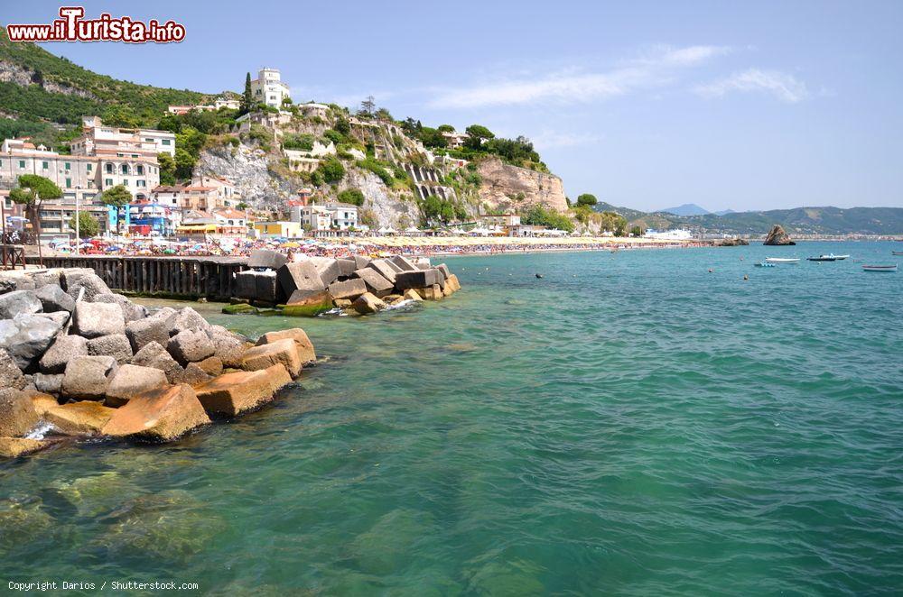 Immagine Un pittoresco panorama della spiaggia di Vietri sul Mare, Campania, Italia. Questa bella cittadina della Costiera Amalfitana è famosa per la produzione di piatti, vasi per fiori e piastrelle - © Darios / Shutterstock.com