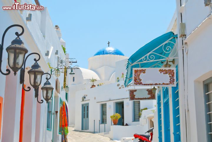 Immagine Pittoresco panorama di Sifnos, Grecia - E' una delle più belle isole dell'Egeo grazie anche alla semplicità delle sue case, dei trulli e dei mulini. In questa immagine, un colorato angolo all'interno di uno dei paesini che rivestono quasi tutta la superficie dell'isola © Korpithas / Shutterstock.com