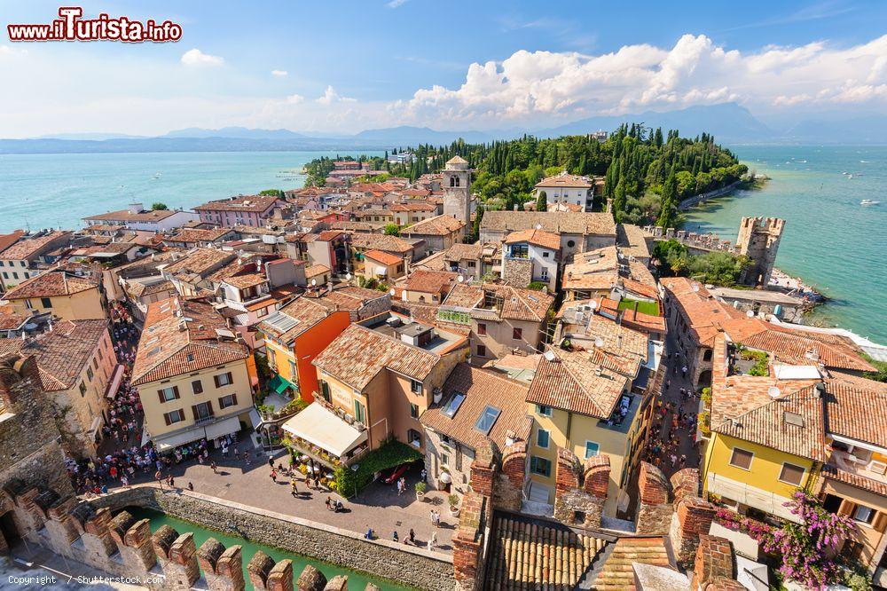Immagine Un pittoresco scorcio dall'alto sui tetti di Sirmione, provincia di Brescia, Lombardia. In questa località abitata sin dall'età della pietra, gli antichi romani costruirono grandi ville ancora oggi visibili nell'area nota come Grotte di Catullo - © / Shutterstock.com