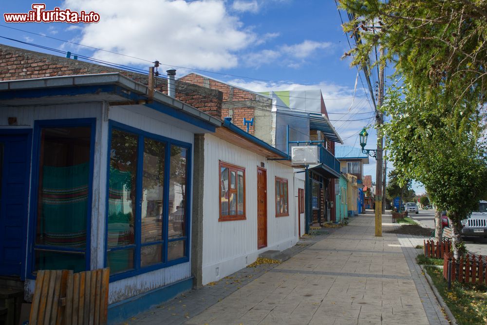 Immagine Un pittoresco scorcio del centro cittadino di Puerto Natales, Cile. Punto di partenza per visitare il Parco Nazionale Torres del Paine, questa città è abitata da circa 20 mila abitanti.