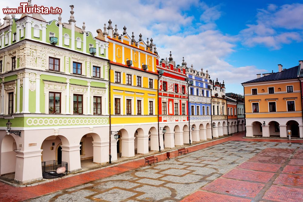 Immagine Un pittoresco scorcio della abitazioni colorate su Piazza del Mercato a Zamosc, Polonia.