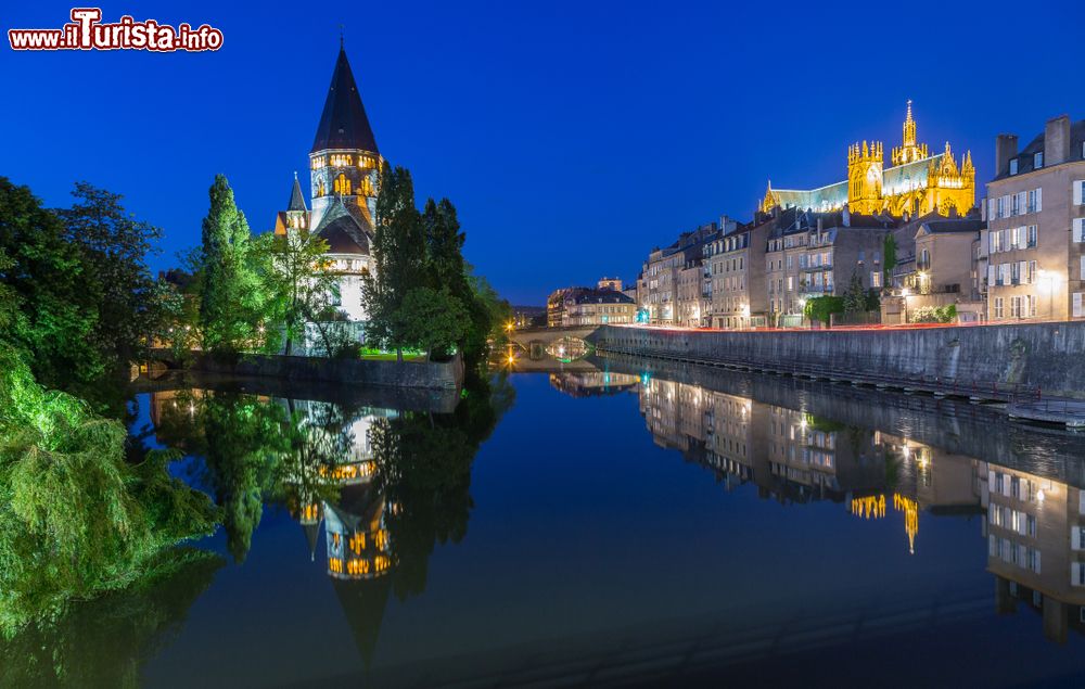 Immagine Il pittoresco Temple Neuf di Metz costruito su un'isola della Mosella by night (Francia).