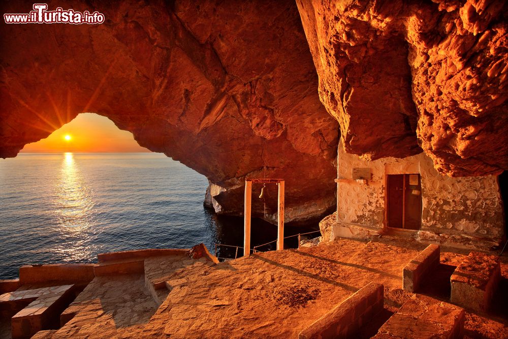 Immagine Pittoresco tramonto alla grotta della chiesa di Agios Stefanos, vicino al villaggio di Galissas, isola di Syros, Mare Egeo.